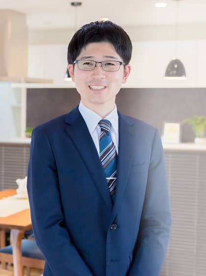 施工管理の男性スタッフ。ヘルメット姿で書類を持っている。