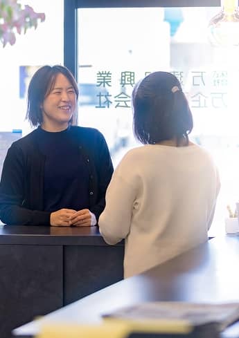 福利厚生の説明をしている様子